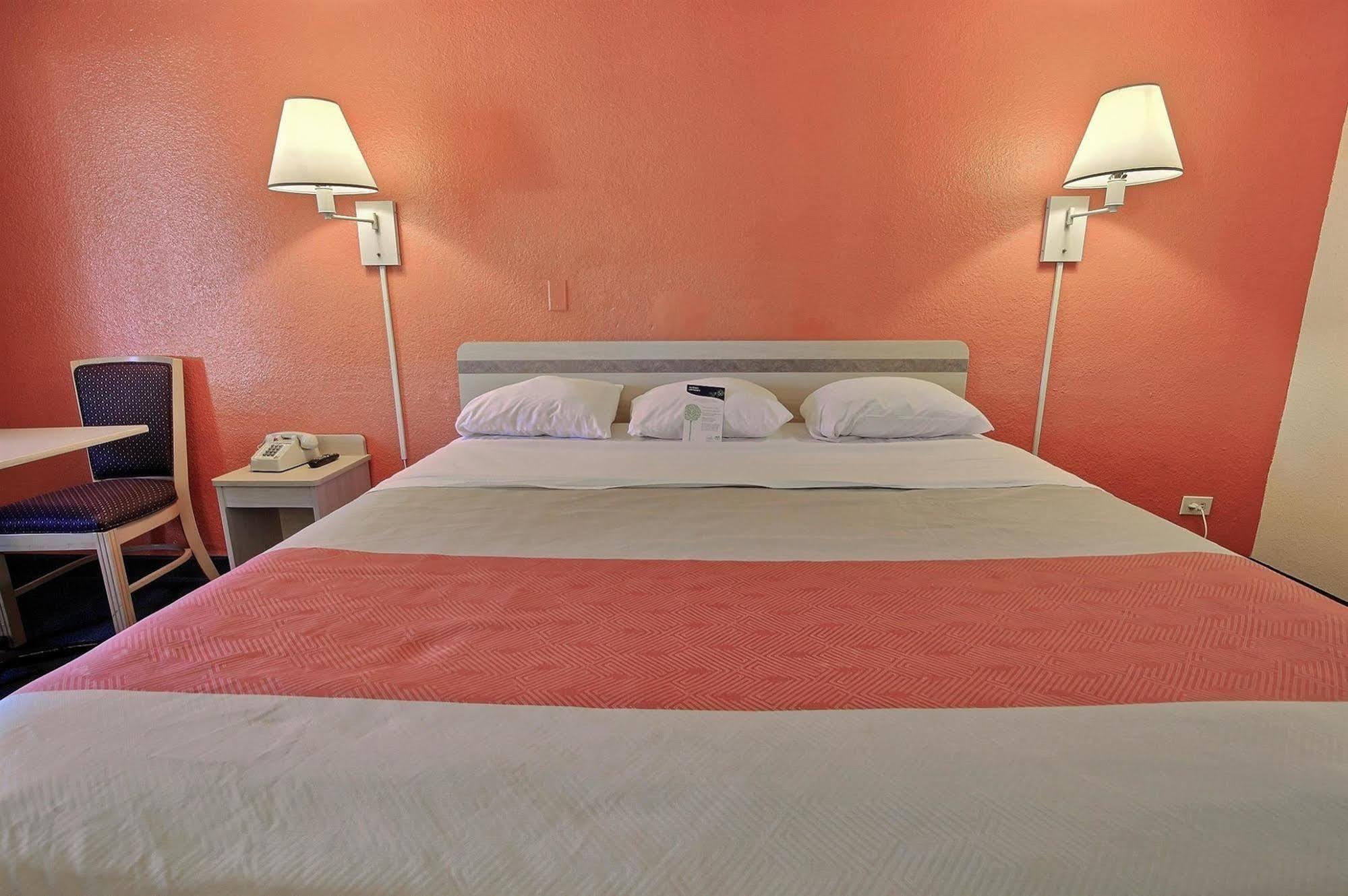 纽波特纽斯6号汽车旅馆 外观 照片